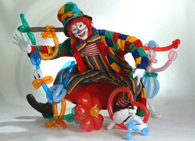 Ballonkuenstler als Clown mit Luftballontiere
