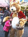 Maskotte mit Kinder am Weihnachtsmarkt